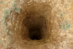 スコップで穴を掘る