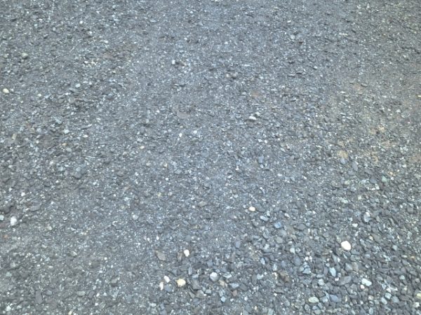 駐車場に砂利を敷くのはｎｇ 砕石が相応しい理由を説明します おはかのなかのブログ