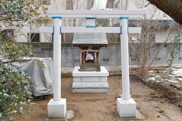 稲田石製の八幡型鳥居と稲荷宮の台石