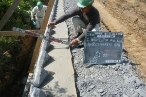 間知ブロック 施工方法 積み方 単価