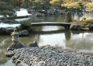石灯籠(とうろう)の種類について解説|販売している産地は?価格はいくら? | おはかのなかのブログ