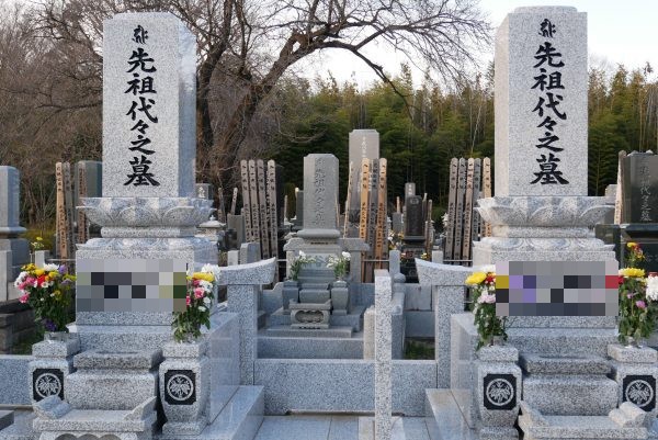 白御影石（稲田石）の墓石に、黒い文字で「先祖代々之墓」と入れた例（家名はぼかしています）